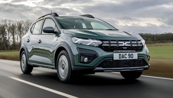 Това не е съвсем пълноценно 4x4 като Dacia Duster , но  Sandero Stepway предлага подобен здрав външен вид на своя брат SUV. Базирайки се на основите на стандартното Sandero (които от своя страна са тези на предишното поколение Renault Clio ), кросоувъръте доста добър за шофиране. Е, понякога му липсва малко повече мощност. 

Ако можете да преживеете с шофиране с по-спокойно темпо, румънецът ще ви прилично количество място за пътници и багажник. Sandero Stepway има смисъл като потенциален семеен автомобил. Това е и една от най-евтините чисто нови коли, които в момента можете да закупите. Нещото, което може да ви върне, е доста слабият му рейтинг от две звезди на Euro NCAP за безопасност.